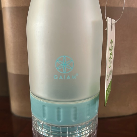 Gaiam *NWT* 22 Ounce Fruit Infuser Water Bottle, BPA Free Non-Toxic, Green Strap - Picture 9 of 14